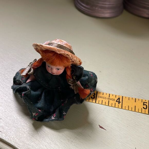 Vintage Anne of Green Gables miniature porcelain doll with fabric dress - Picture 6 of 7